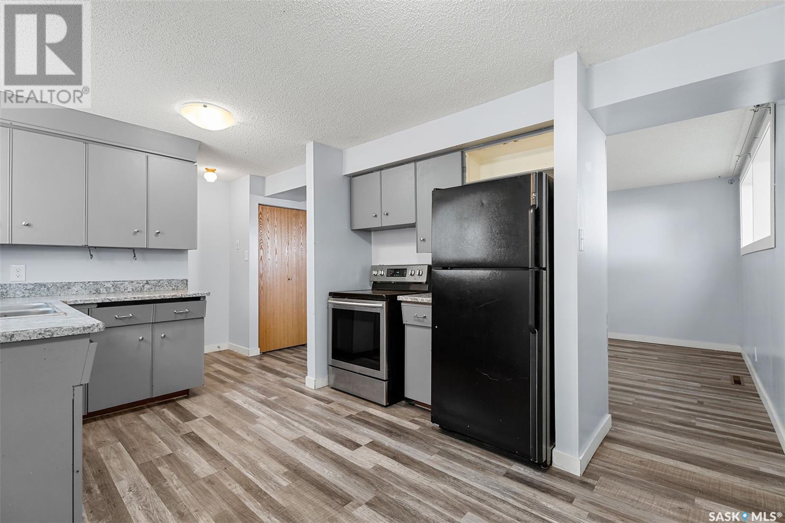 Photo 15 of 410 412 3rd Street E, Delisle SK