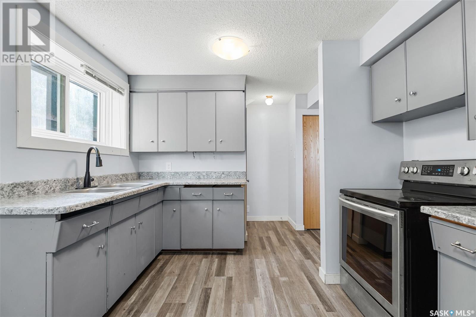 Photo 16 of 410 412 3rd Street E, Delisle SK