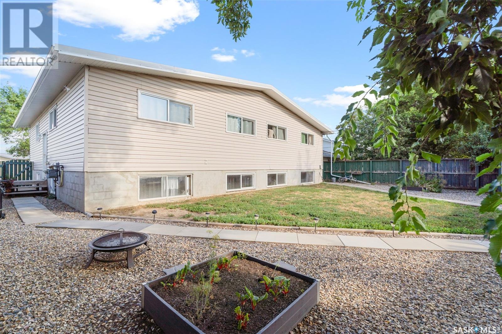 Photo 23 of 410 412 3rd Street E, Delisle SK