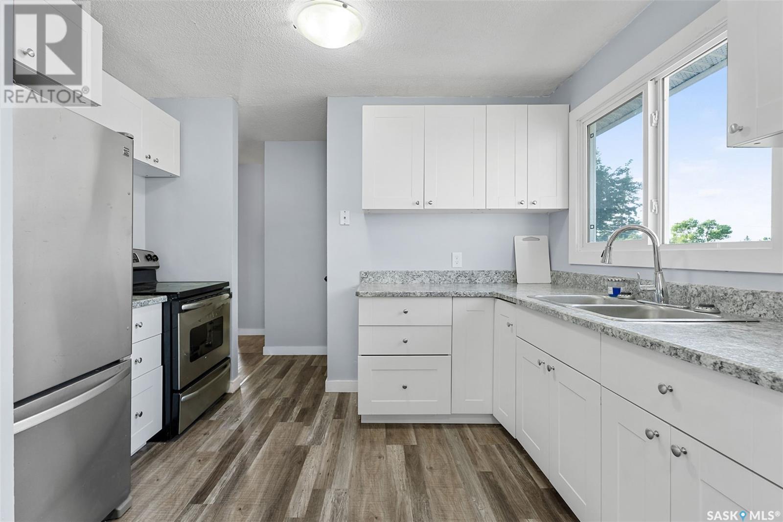 Photo 6 of 410 412 3rd Street E, Delisle SK