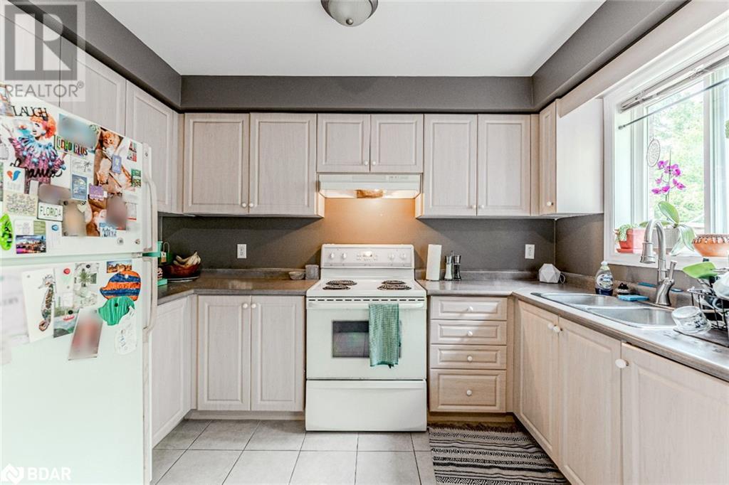 Photo 5 of 76 Holly Meadow Road, Barrie ON