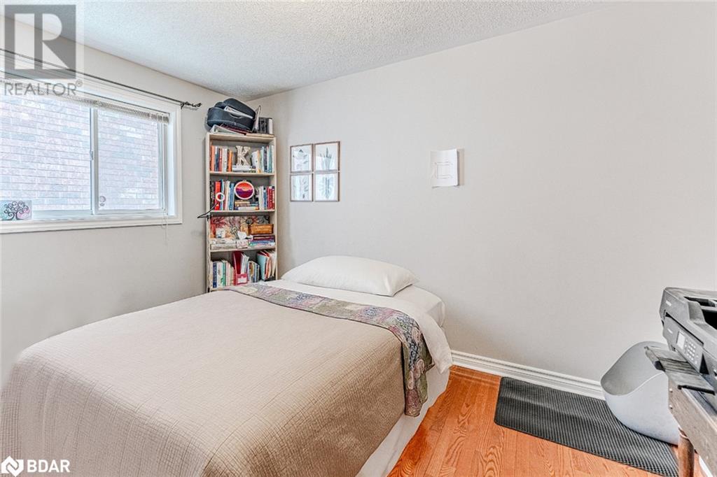 Photo 8 of 76 Holly Meadow Road, Barrie ON