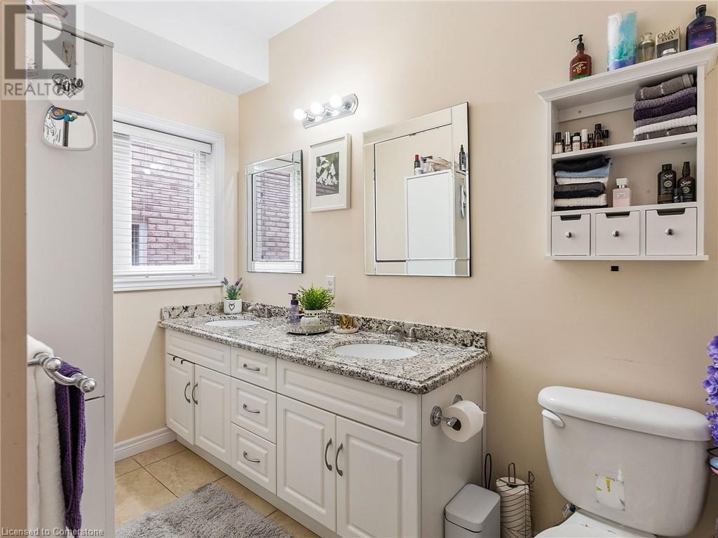 Photo 15 of 52 Arrowhead Drive, Hamilton ON