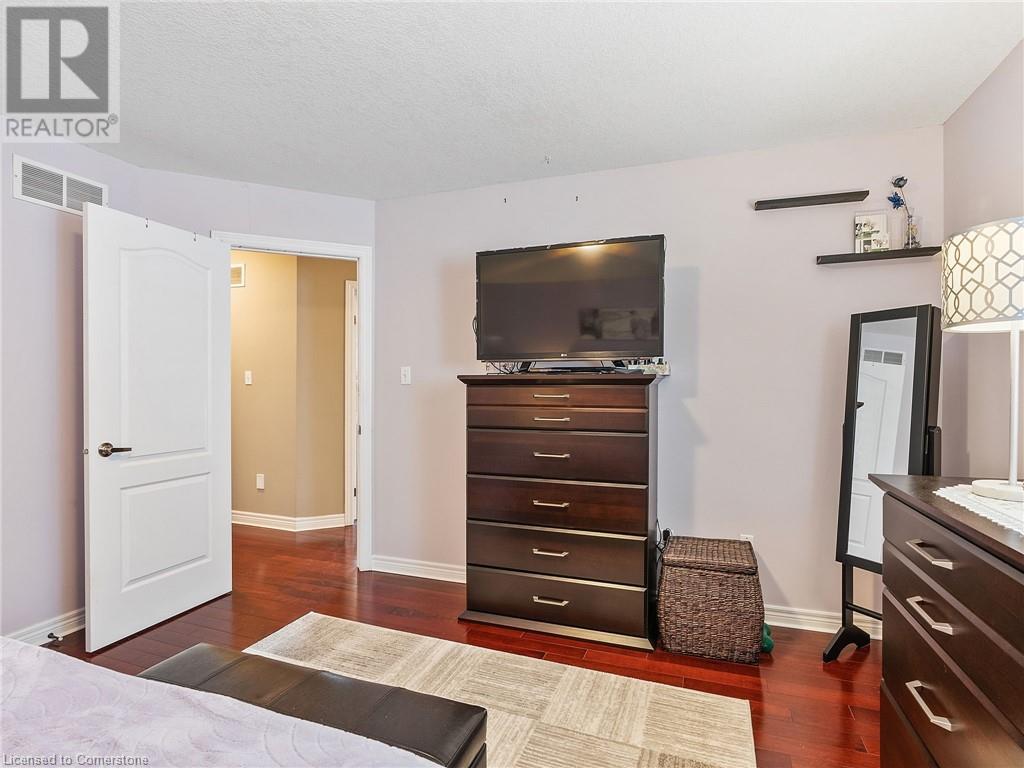 Photo 23 of 52 Arrowhead Drive, Hamilton ON