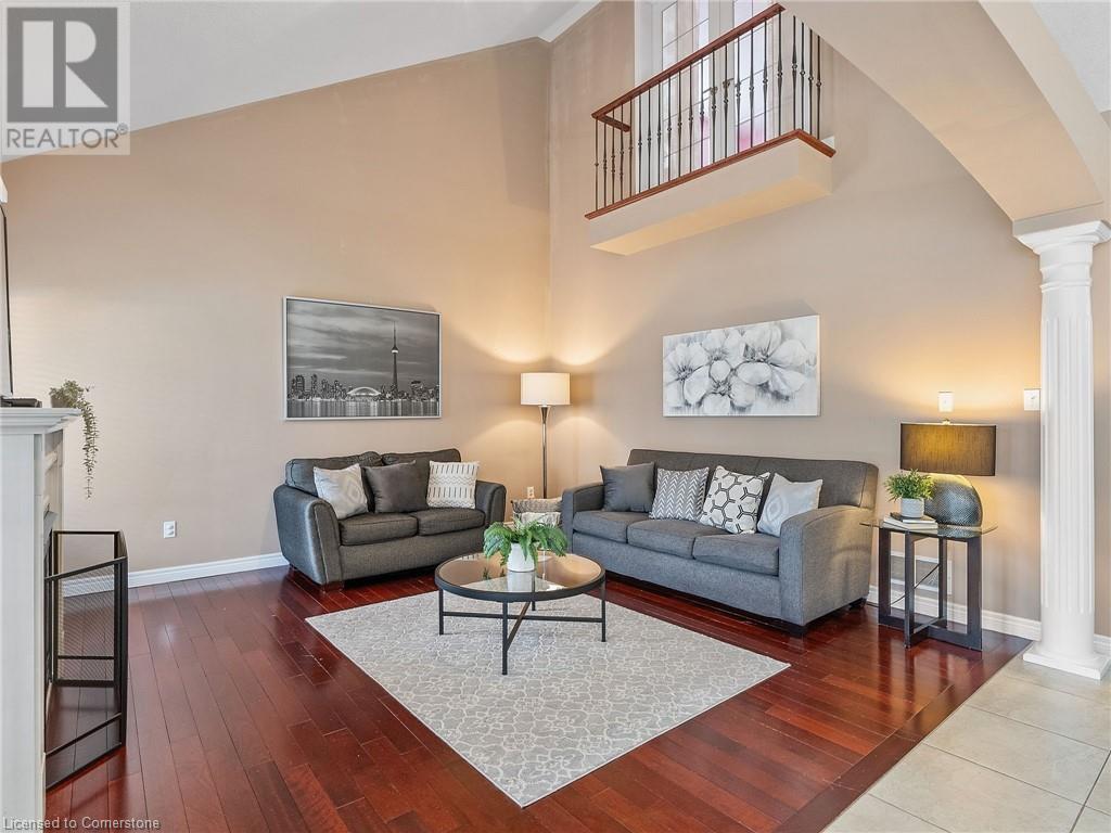 Photo 11 of 52 Arrowhead Drive, Hamilton ON
