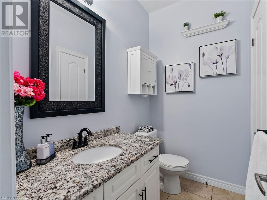 Photo 18 of 52 Arrowhead Drive, Hamilton ON
