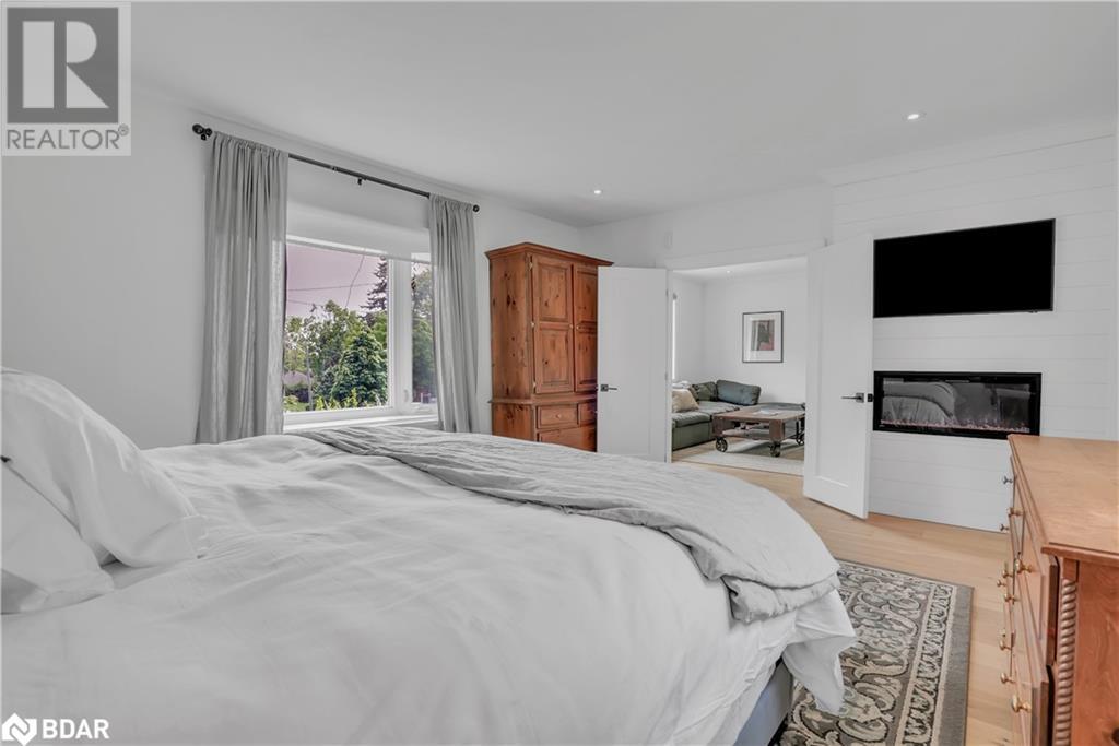 Photo 23 of 36 Dalton Street, Barrie ON