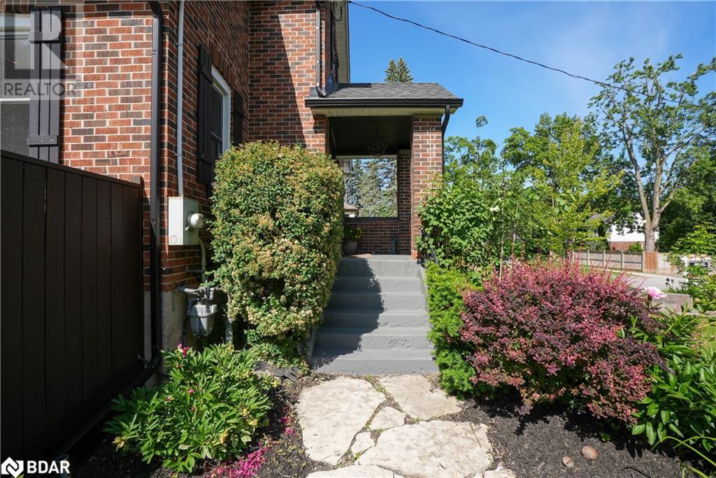 Photo 4 of 36 Dalton Street, Barrie ON