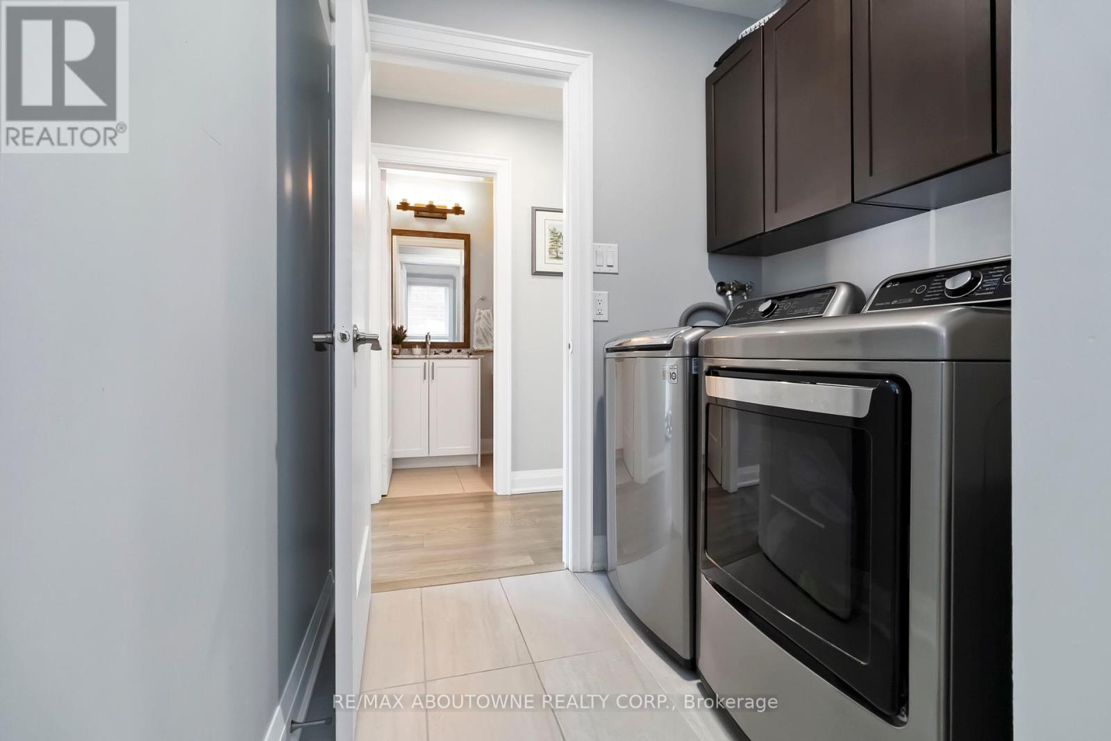 Photo 12 of 2286 Dunforest Crescent, Oakville ON