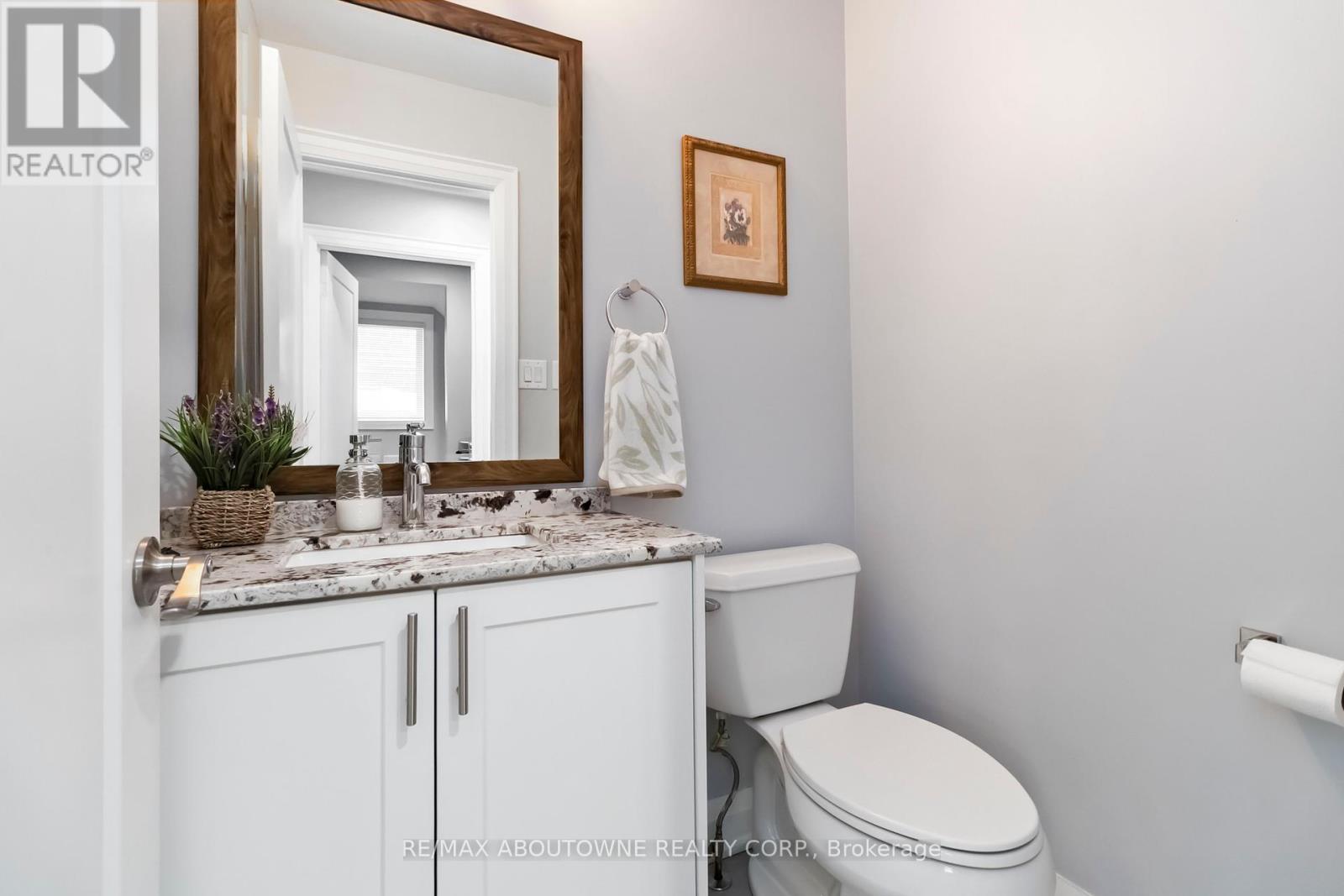 Photo 13 of 2286 Dunforest Crescent, Oakville ON