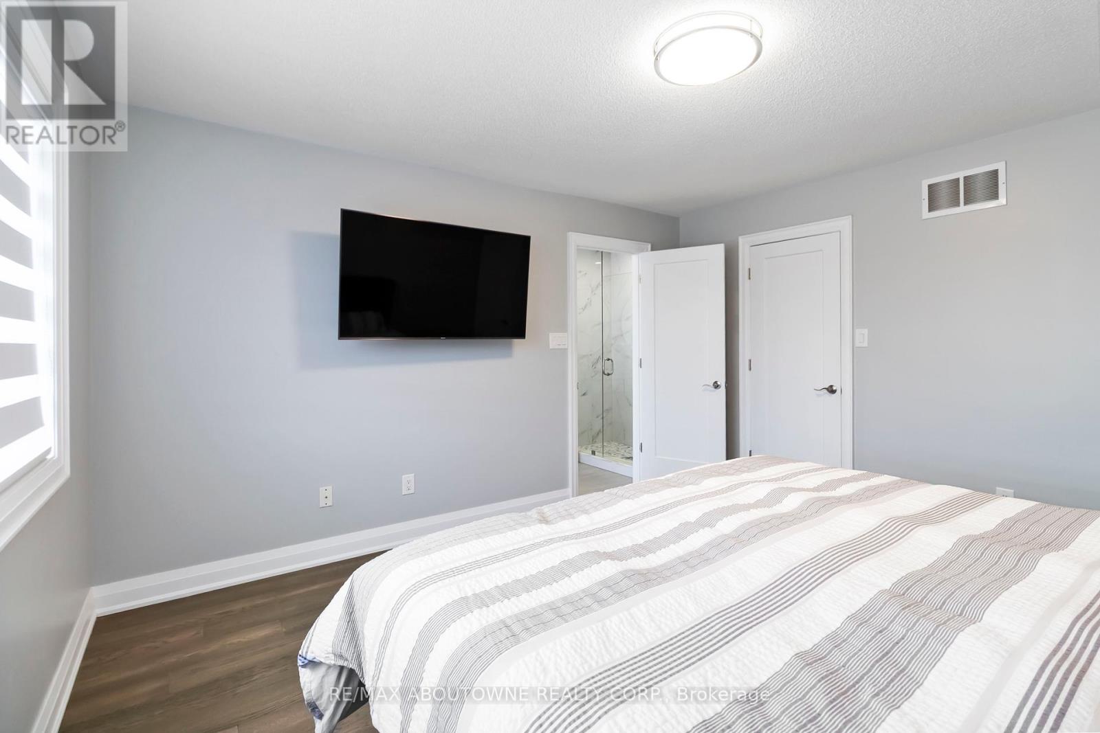 Photo 20 of 2286 Dunforest Crescent, Oakville ON