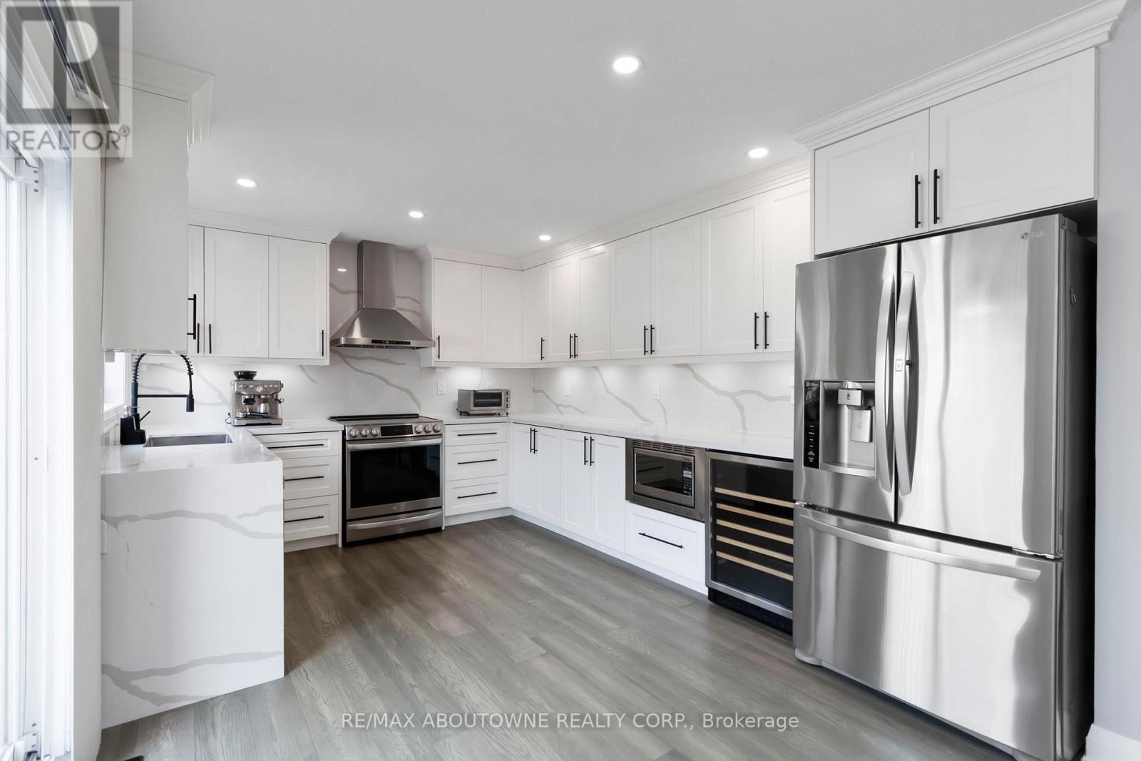 Photo 8 of 2286 Dunforest Crescent, Oakville ON
