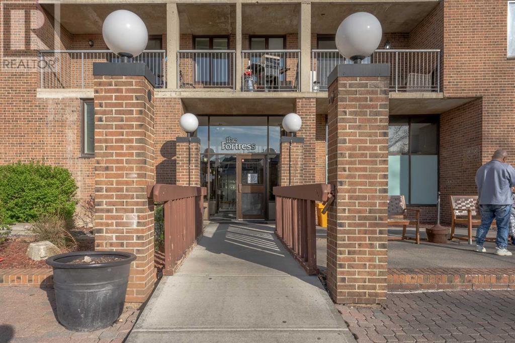 Single Family House for Sale in   Dalton Drive NW Dalhousie Calgary 