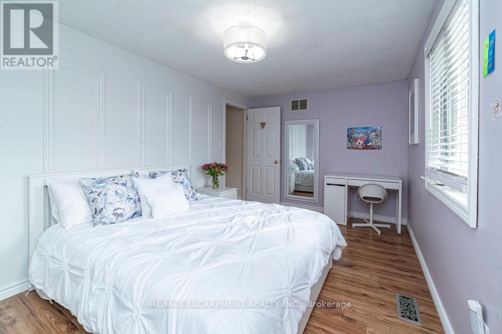 Photo 7 of 9 Bing Crescent, Hamilton ON