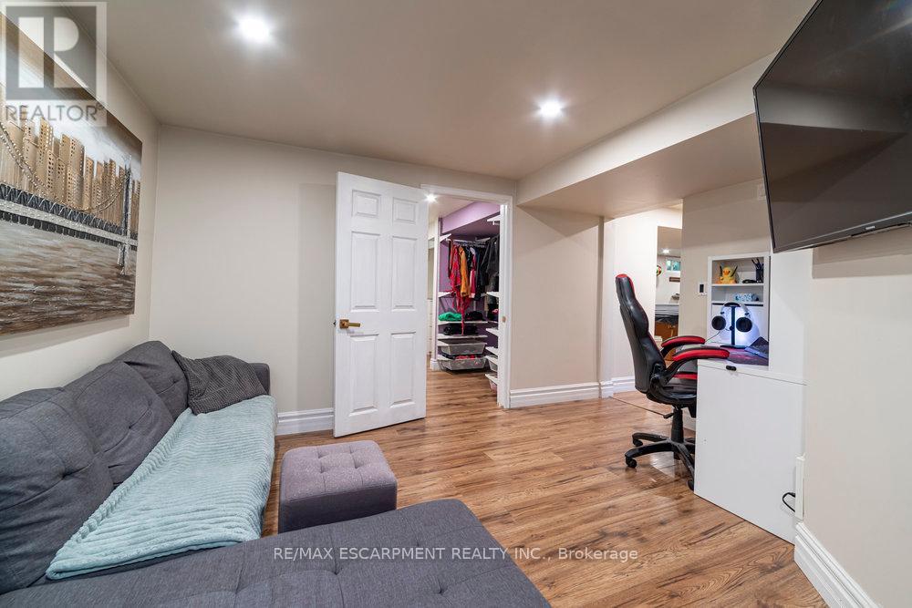 Photo 1 of 9 Bing Crescent, Hamilton ON