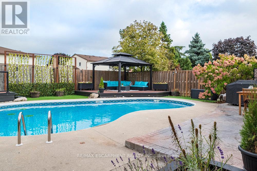Photo 2 of 9 Bing Crescent, Hamilton ON