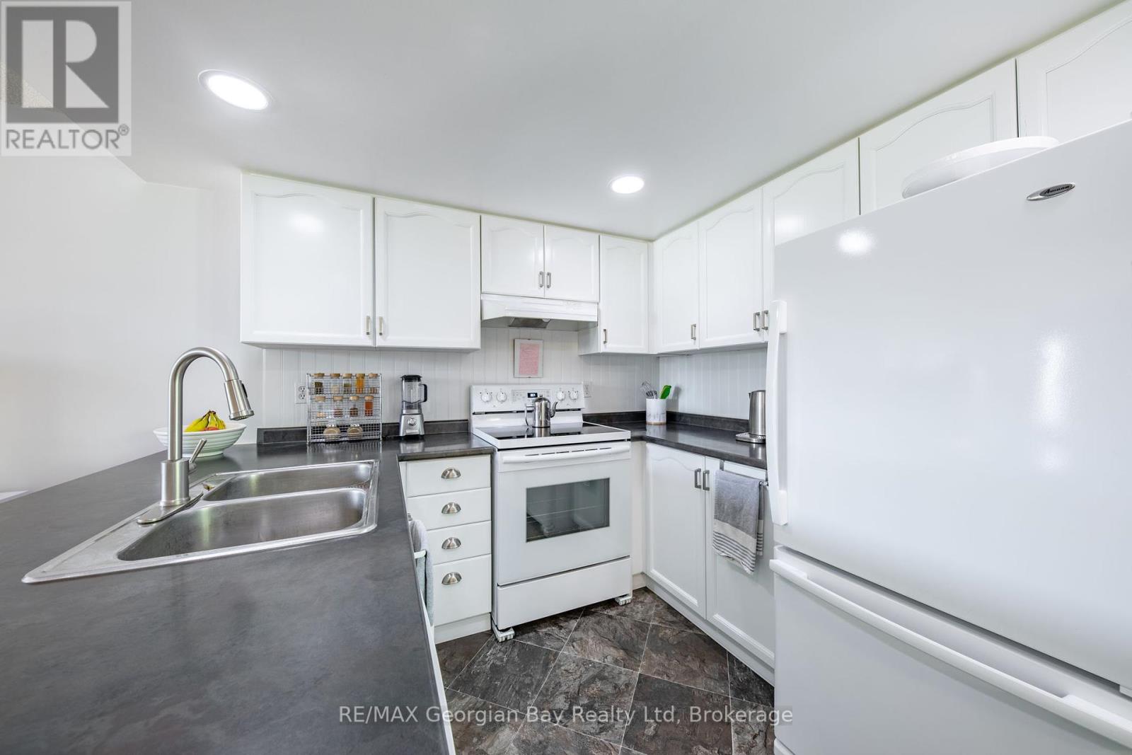 Photo 12 of 160 Griffin Street, Midland ON