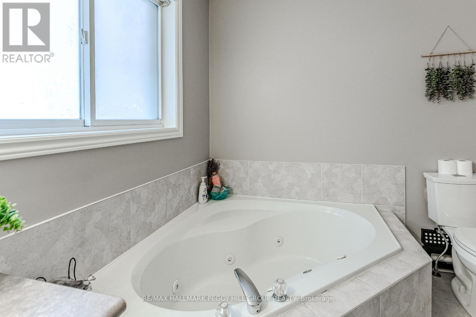 Photo 10 of 76 Holly Meadow Road, Barrie ON
