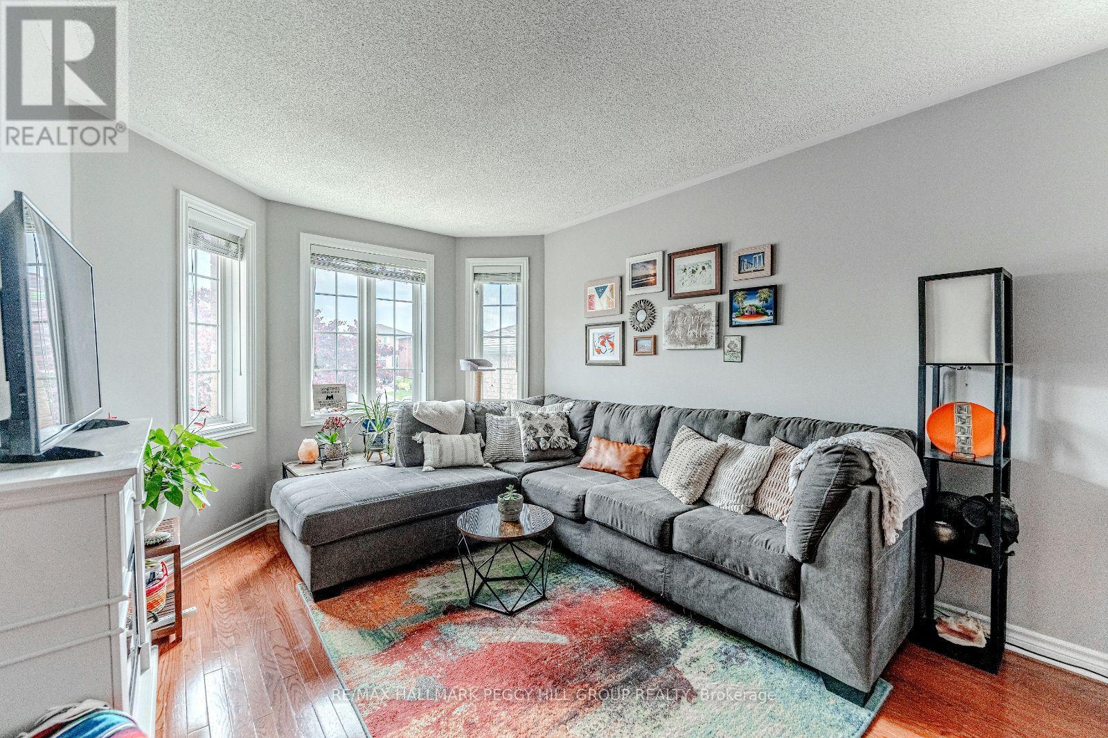 Photo 3 of 76 Holly Meadow Road, Barrie ON