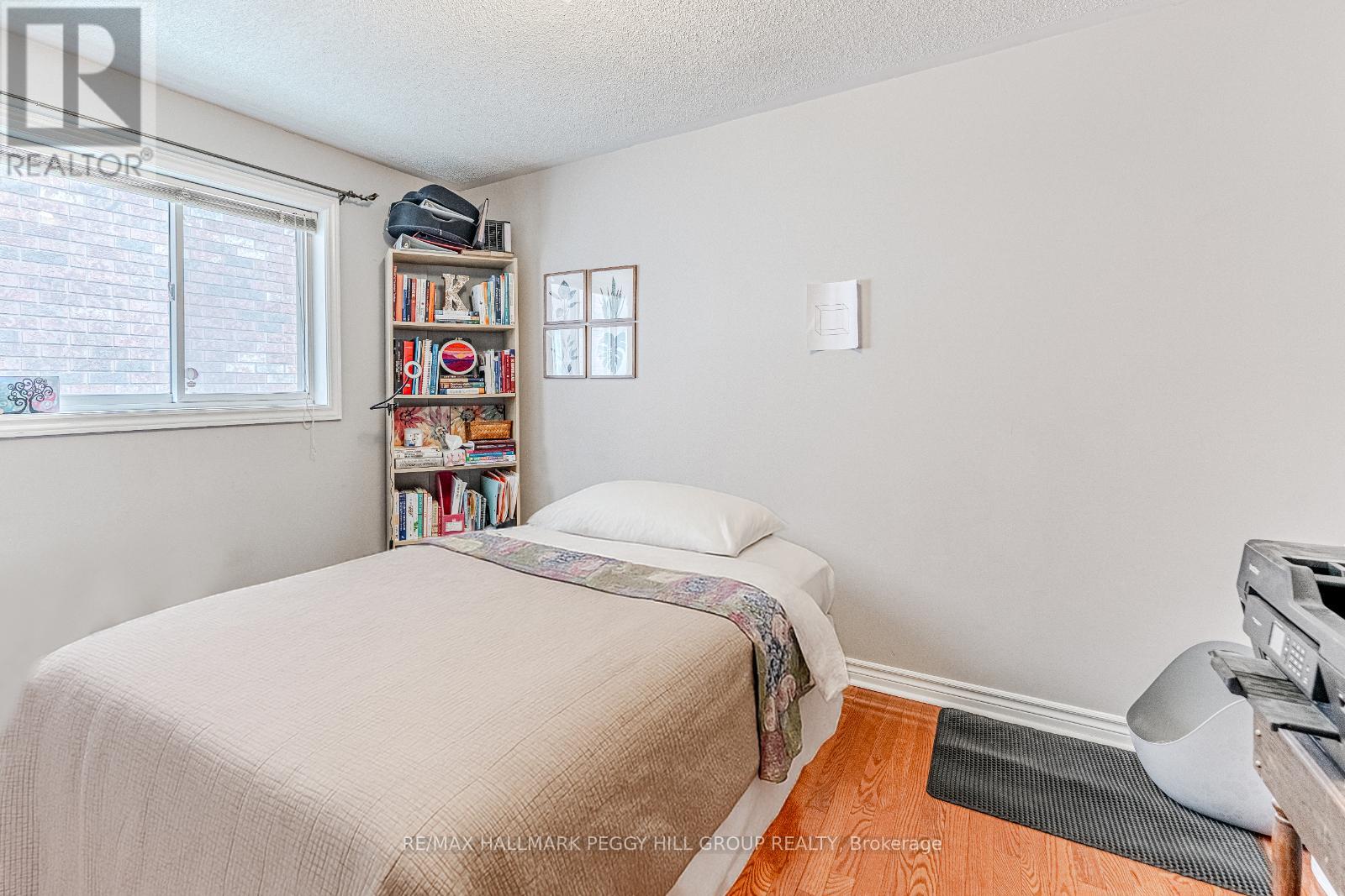 Photo 8 of 76 Holly Meadow Road, Barrie ON