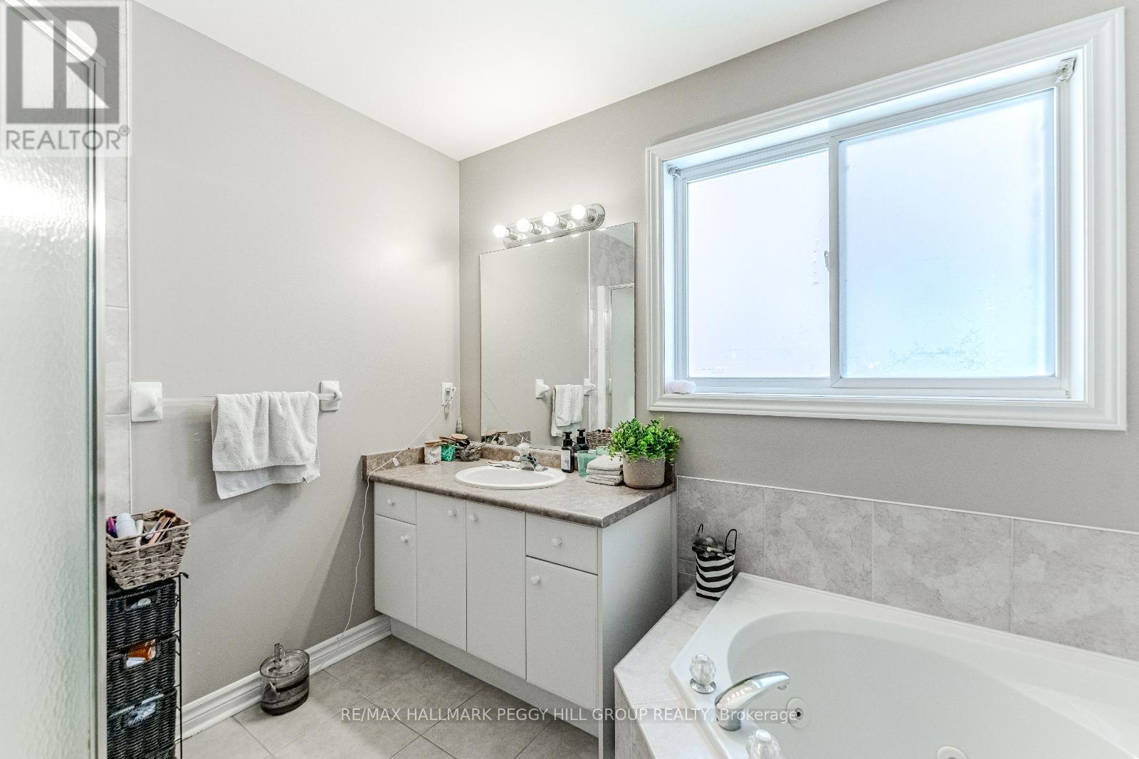 Photo 9 of 76 Holly Meadow Road, Barrie ON