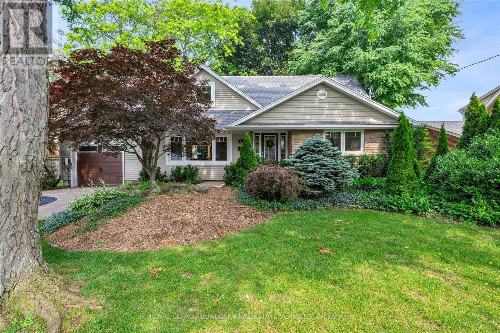 Photo 2 of 2189 Deyncourt Drive, Burlington ON