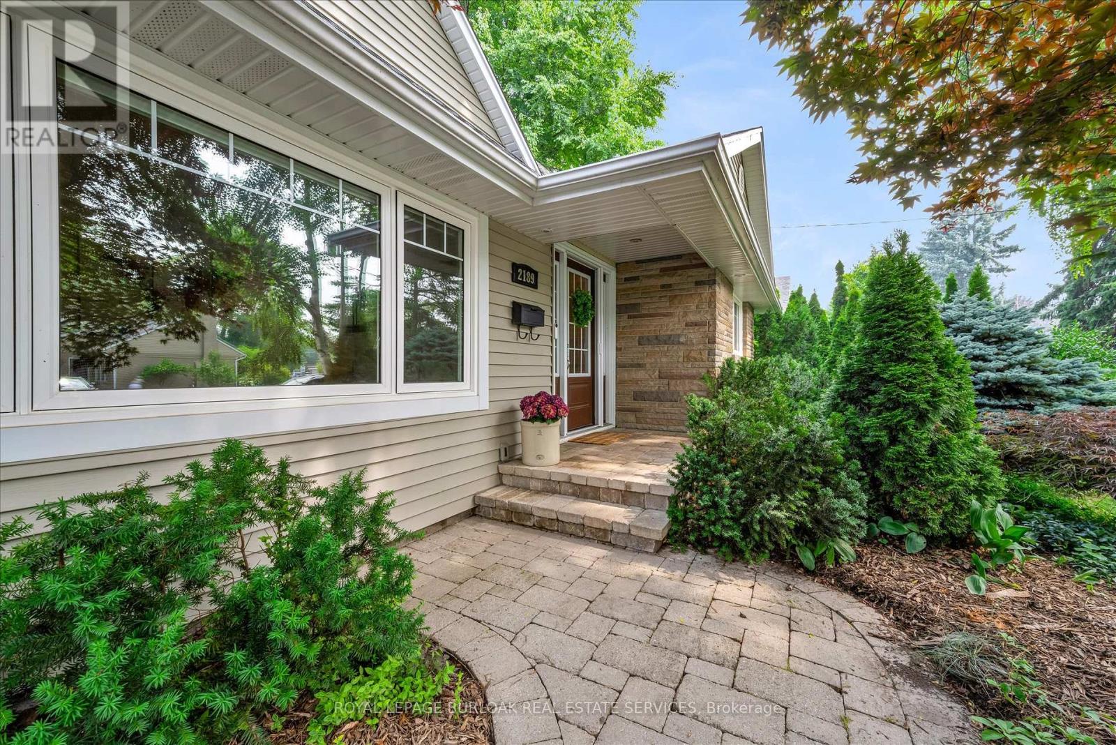 Photo 4 of 2189 Deyncourt Drive, Burlington ON