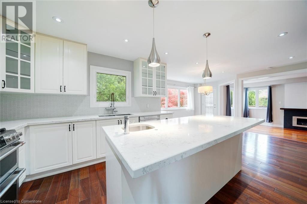 Photo 18 of 102 Crawford Rose Drive, Aurora ON