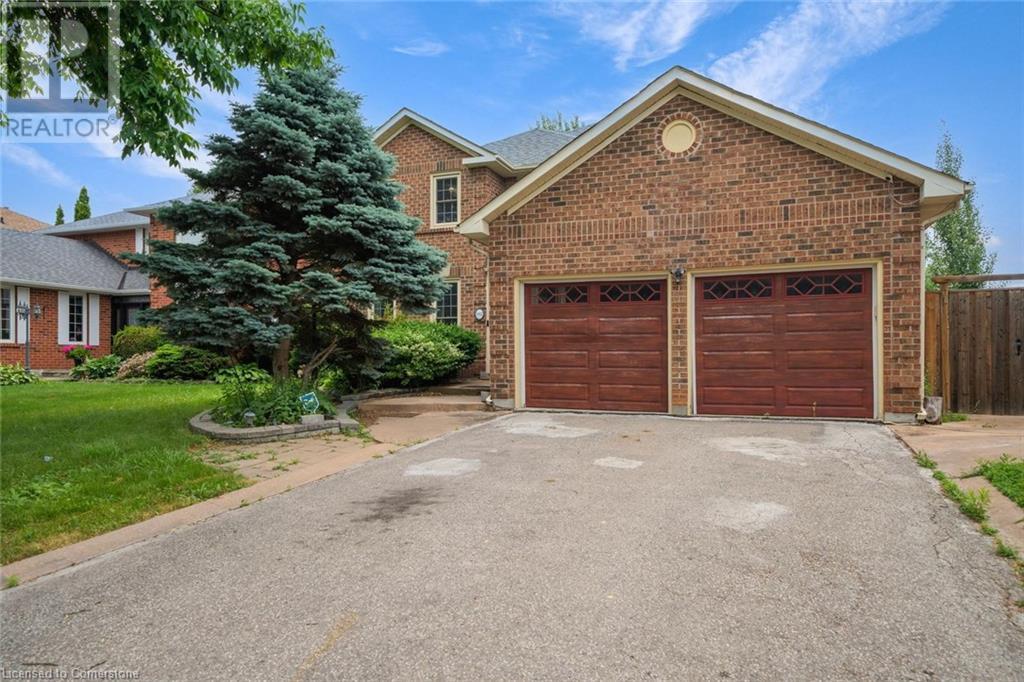 Photo 2 of 102 Crawford Rose Drive, Aurora ON