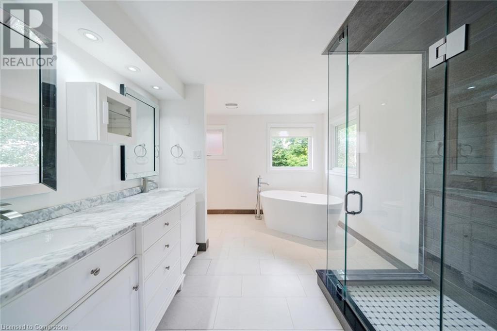 Photo 25 of 102 Crawford Rose Drive, Aurora ON