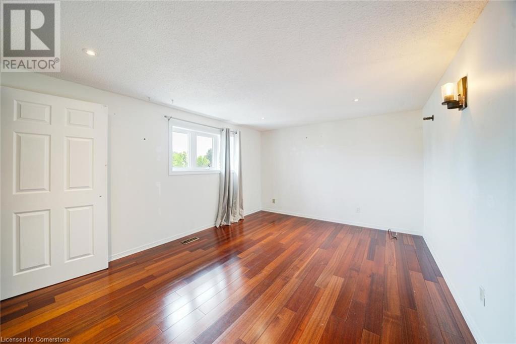 Photo 33 of 102 Crawford Rose Drive, Aurora ON