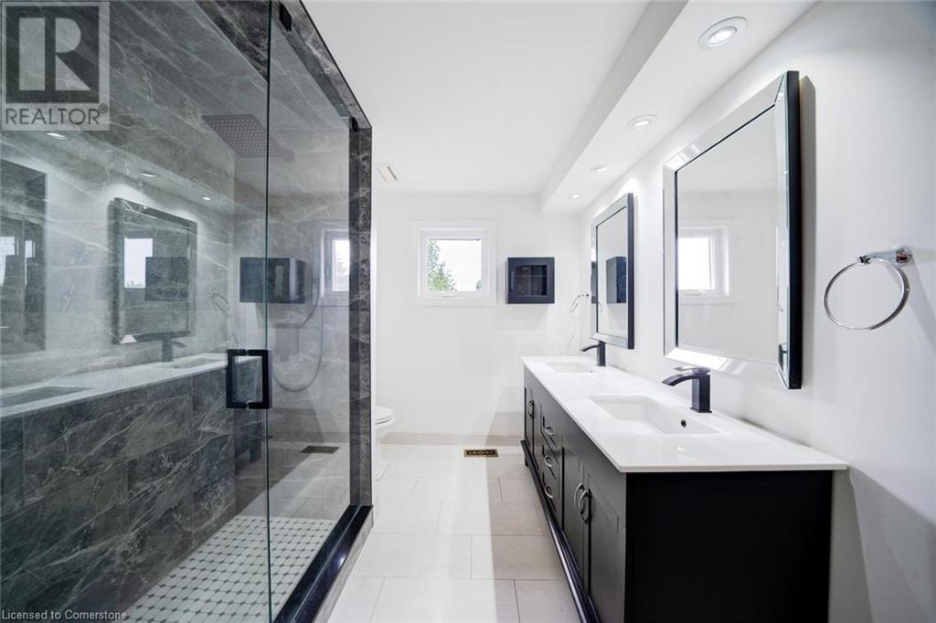 Photo 35 of 102 Crawford Rose Drive, Aurora ON