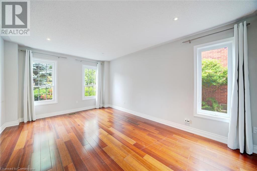 Photo 5 of 102 Crawford Rose Drive, Aurora ON