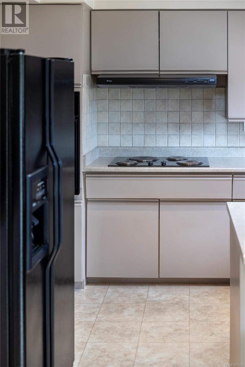 Photo 15 of 3505 Cardiff Pl, Oak Bay BC
