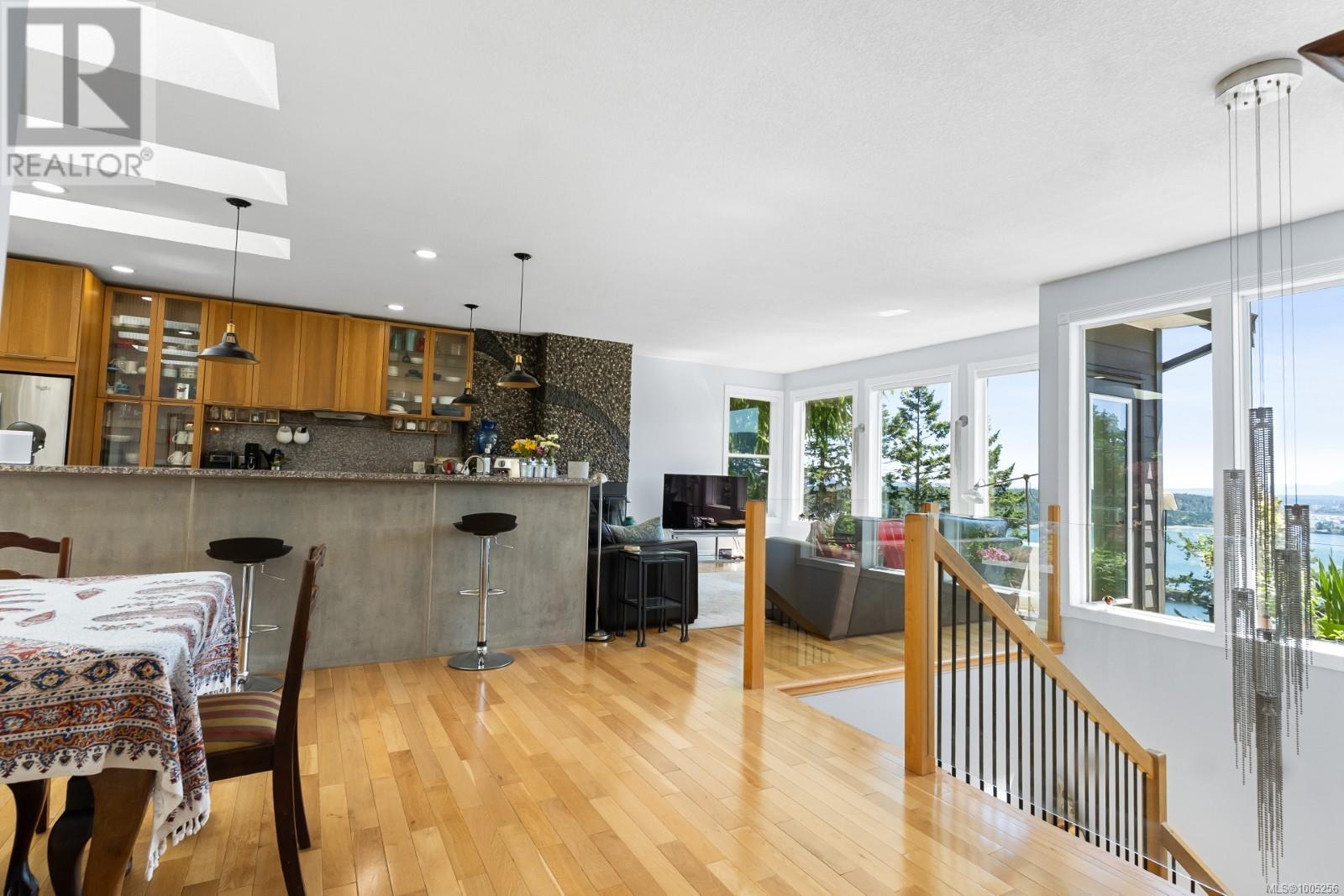 Photo 5 of 570 Cumberland Pl, Nanaimo BC