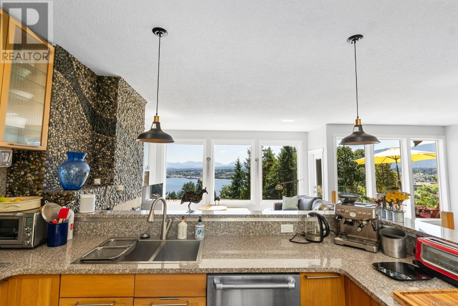 Photo 21 of 570 Cumberland Pl, Nanaimo BC