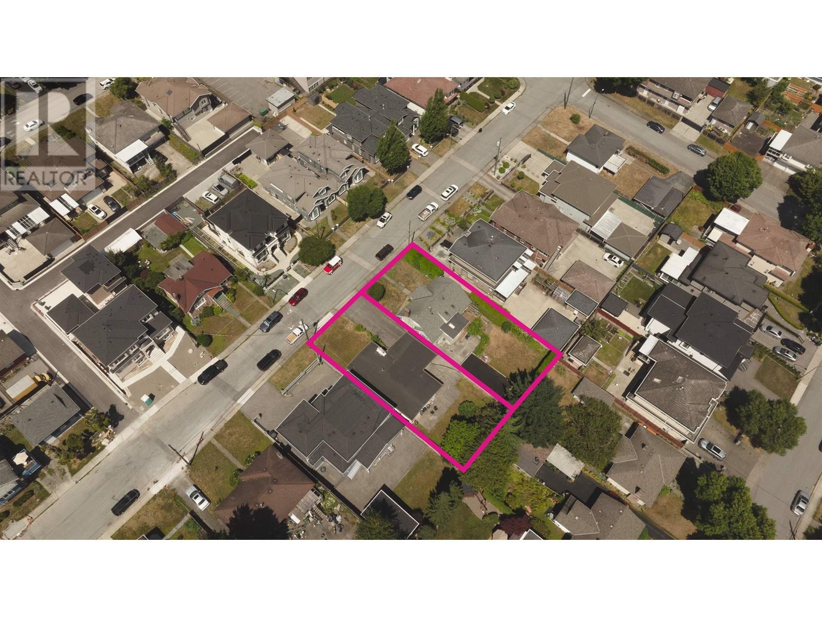 Photo 3 of 7758 15 Th Avenue, Burnaby BC