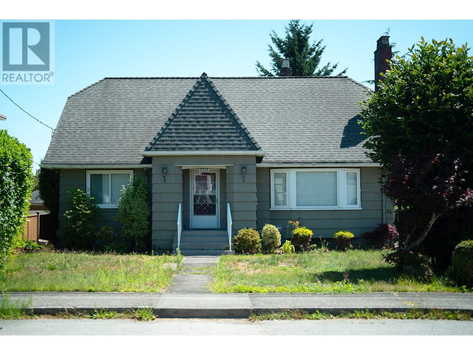Photo 1 of 7758 15 Th Avenue, Burnaby BC