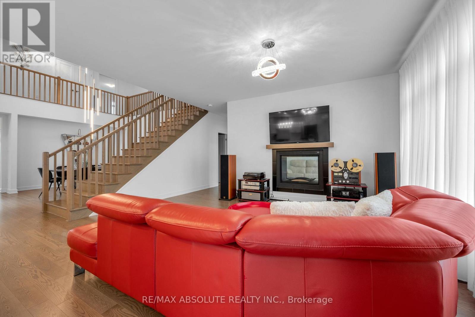 Photo 10 of 207 Osterley Way, Ottawa ON