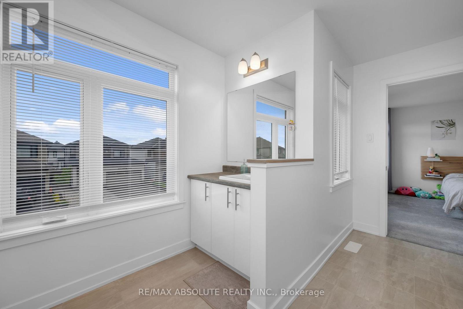 Photo 8 of 207 Osterley Way, Ottawa ON