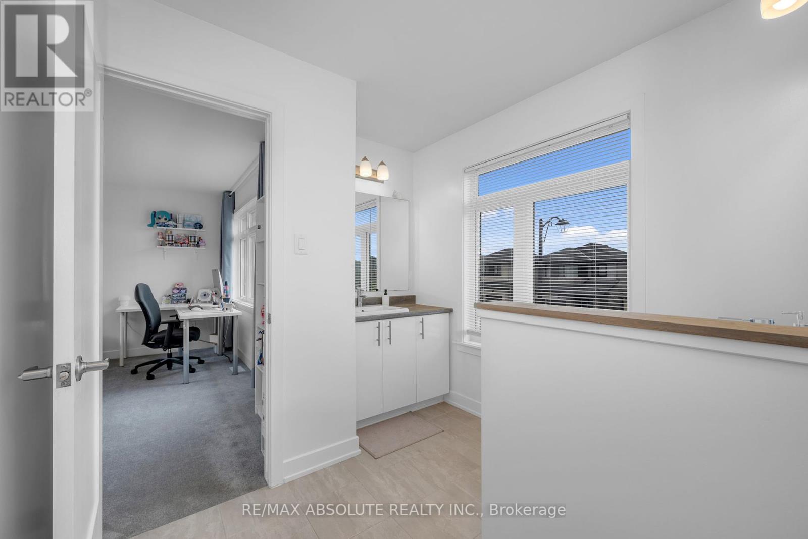 Photo 15 of 207 Osterley Way, Ottawa ON
