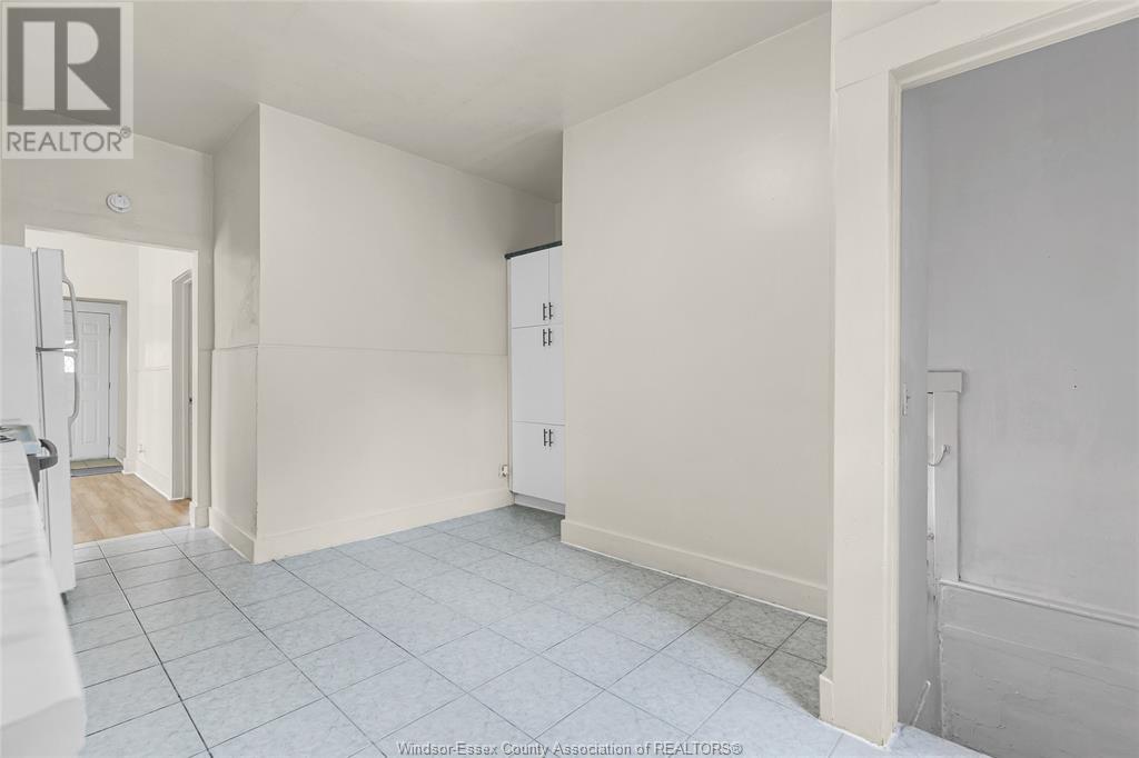 Photo 4 of 933 Chatham Street East, Windsor ON
