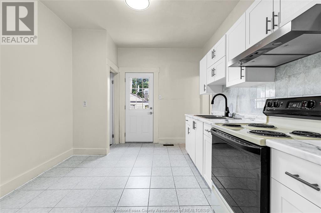 Photo 2 of 933 Chatham Street East, Windsor ON