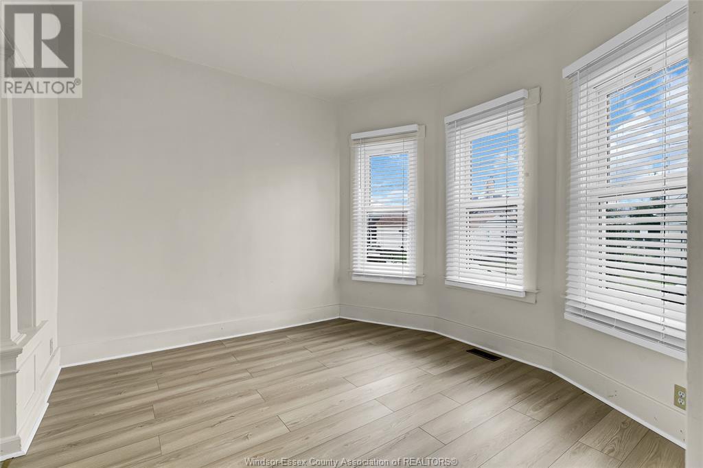 Photo 3 of 933 Chatham Street East, Windsor ON