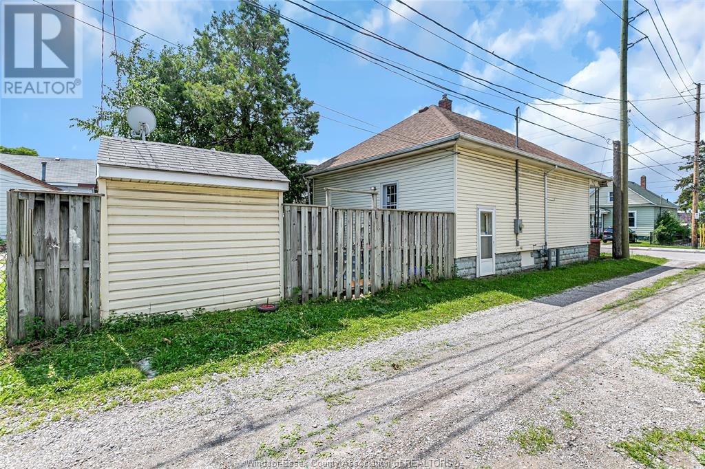 Photo 15 of 933 Chatham Street East, Windsor ON