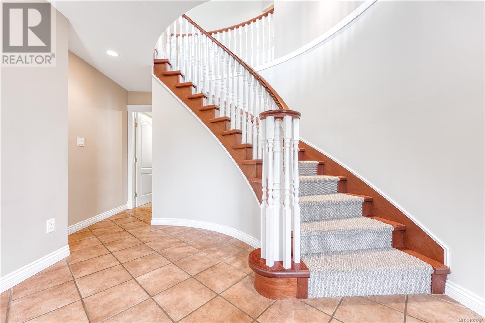 Photo 10 of 6381 Icarus Dr, Nanaimo BC