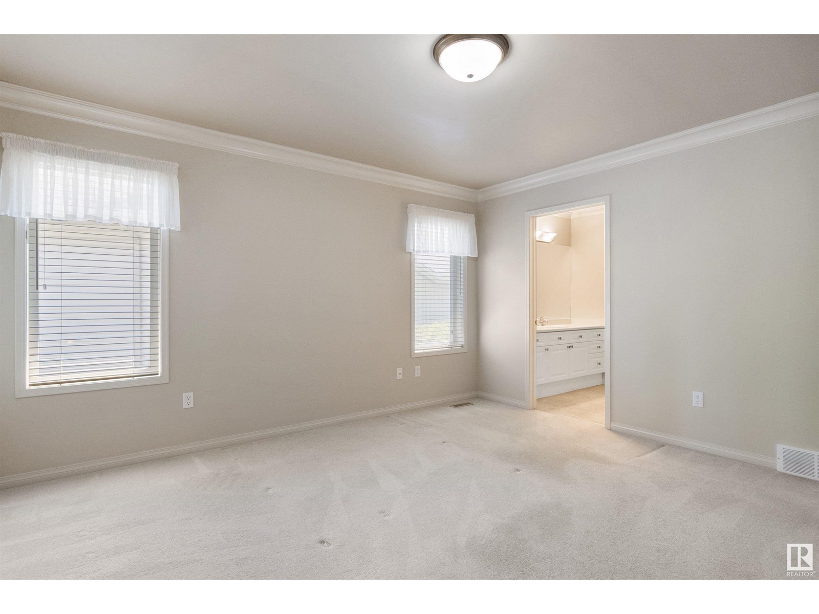 Photo 11 of 7 10848 8 Av Sw, Edmonton AB