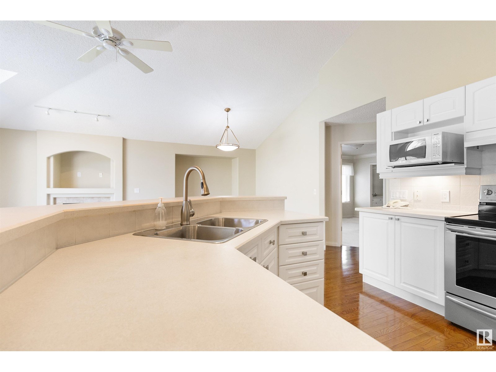 Photo 15 of 7 10848 8 Av Sw, Edmonton AB