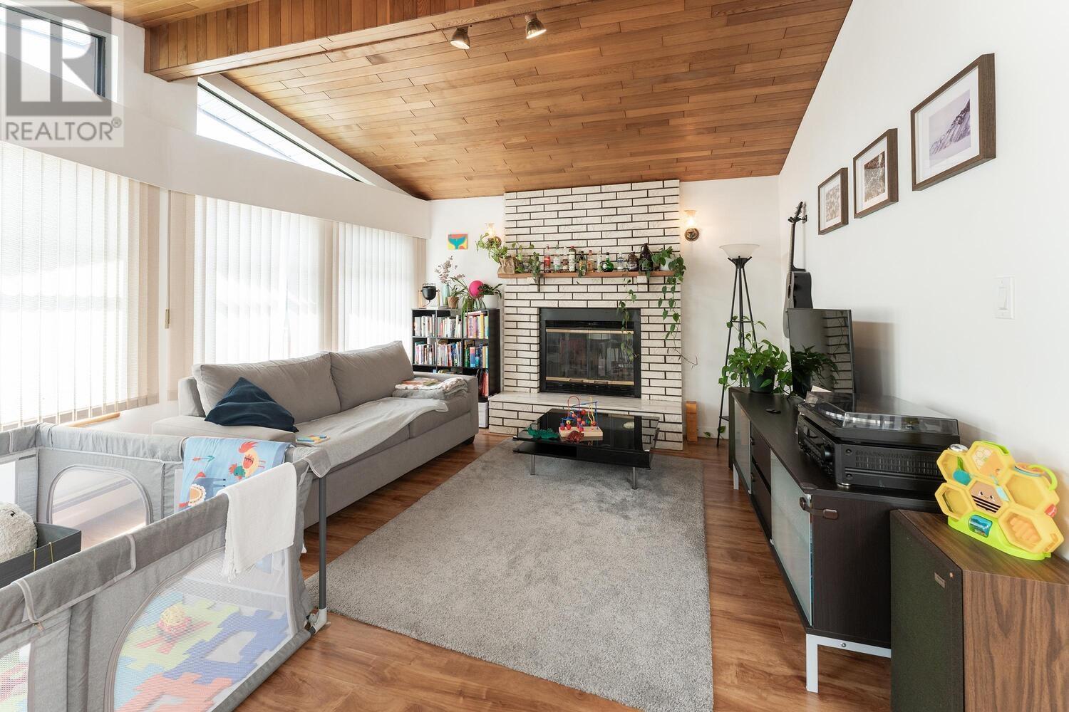 Photo 9 of 3289 Venables Street, Vancouver BC