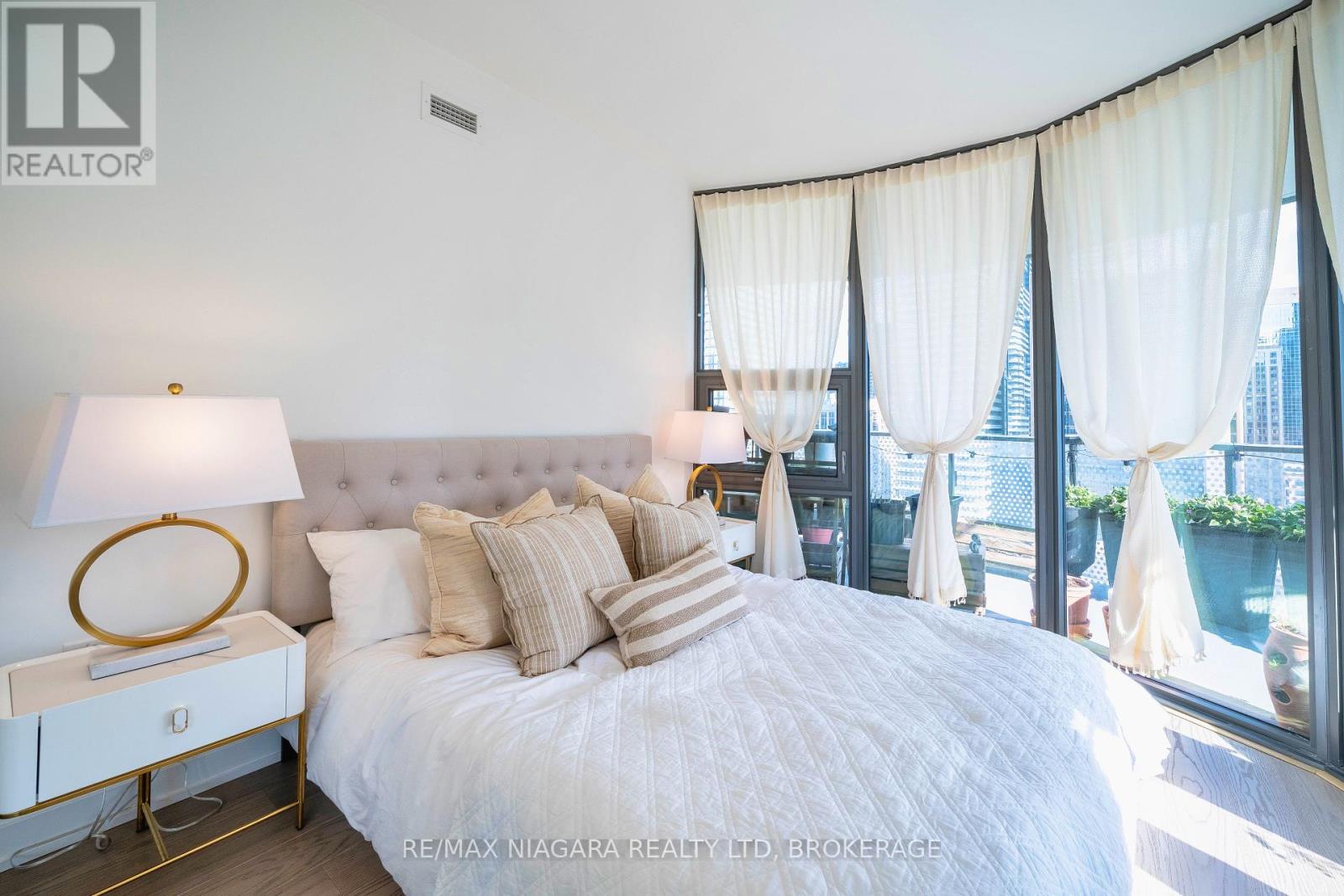 Photo 25 of 1105 11 Wellesley Street W, Toronto ON